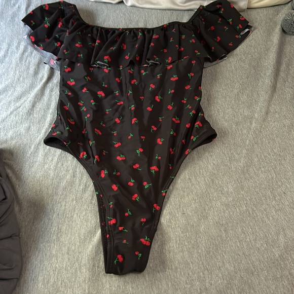 NWT Women’s padded one-piece Swimsuit - Picture 3 of 3